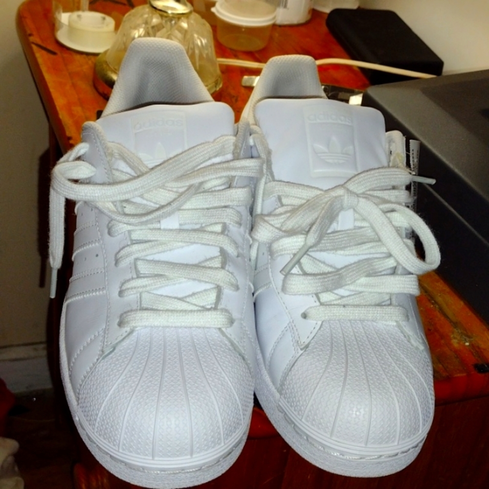 ADIDAS size 9.5. SheLL toes ment